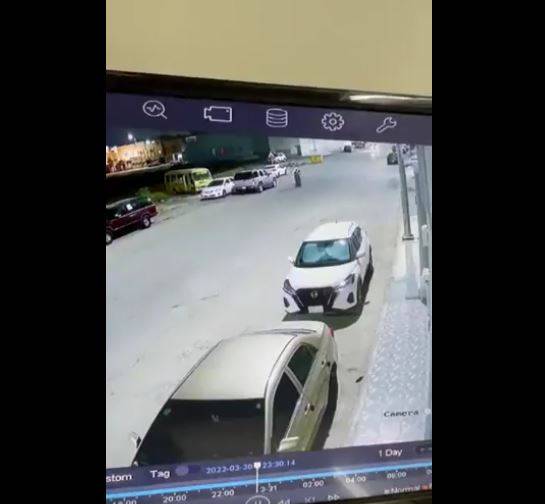 فيديو يثير غضباً بين السعوديين.. رضيع خرج يحبو وسط الشارع