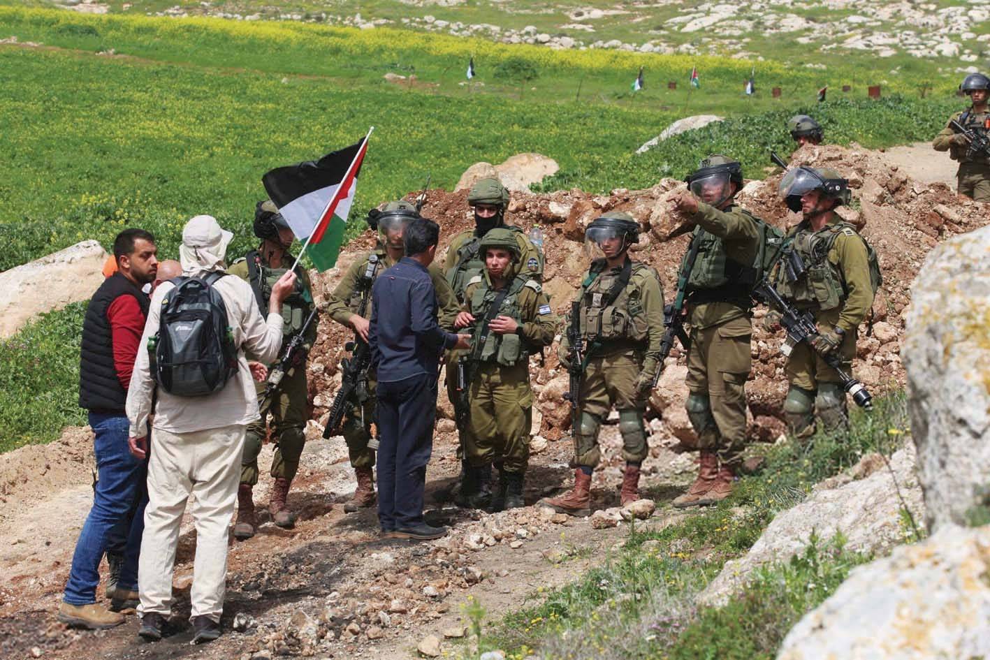 مواجهات دامية بين الفلسطينيين والاحتلال الإسرائيلي:
شهيد وعشرات المصابين وتوتر في الأقصى