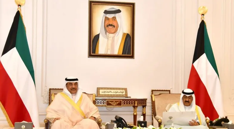 ولي عهد الكويت يتسلّم كتاب استقالة الحكومة