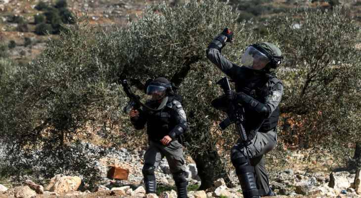 عدد من الفلسطينيين أصيب بالإختناق خلال مواجهات اندلعت مع "العدو الإسرائيلي"