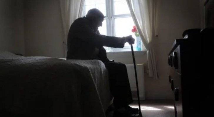 بالصورة- رجل يفوق عمره المئة يتزوج للمرة الثالثة من فتاة بعمر حفيدته