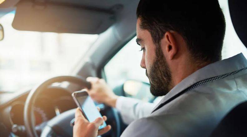 انتبه.. أن تكون "أسير" هاتفك يجعلك سائقاً خطيراً!