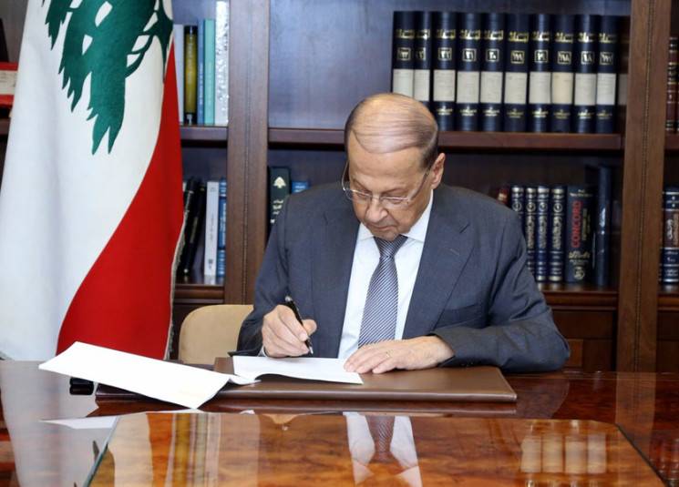 عون يوقع مرسوم المساعدة الاجتماعية لجميع موظفي الإدارات العامة