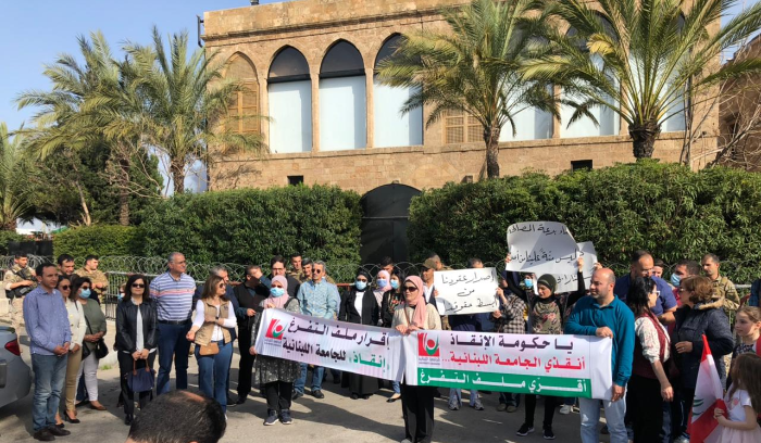 مُتعاقدون ومُدرّبون وطلاب في "اللبنانيّة"
اعتصموا أمام منزل ميقاتي في طرابلس