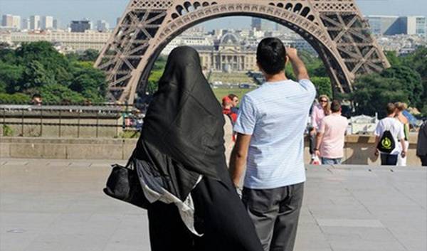 لوبان تتوعد بحظر الحجاب وفرض غرامة مالية على ارتدائه