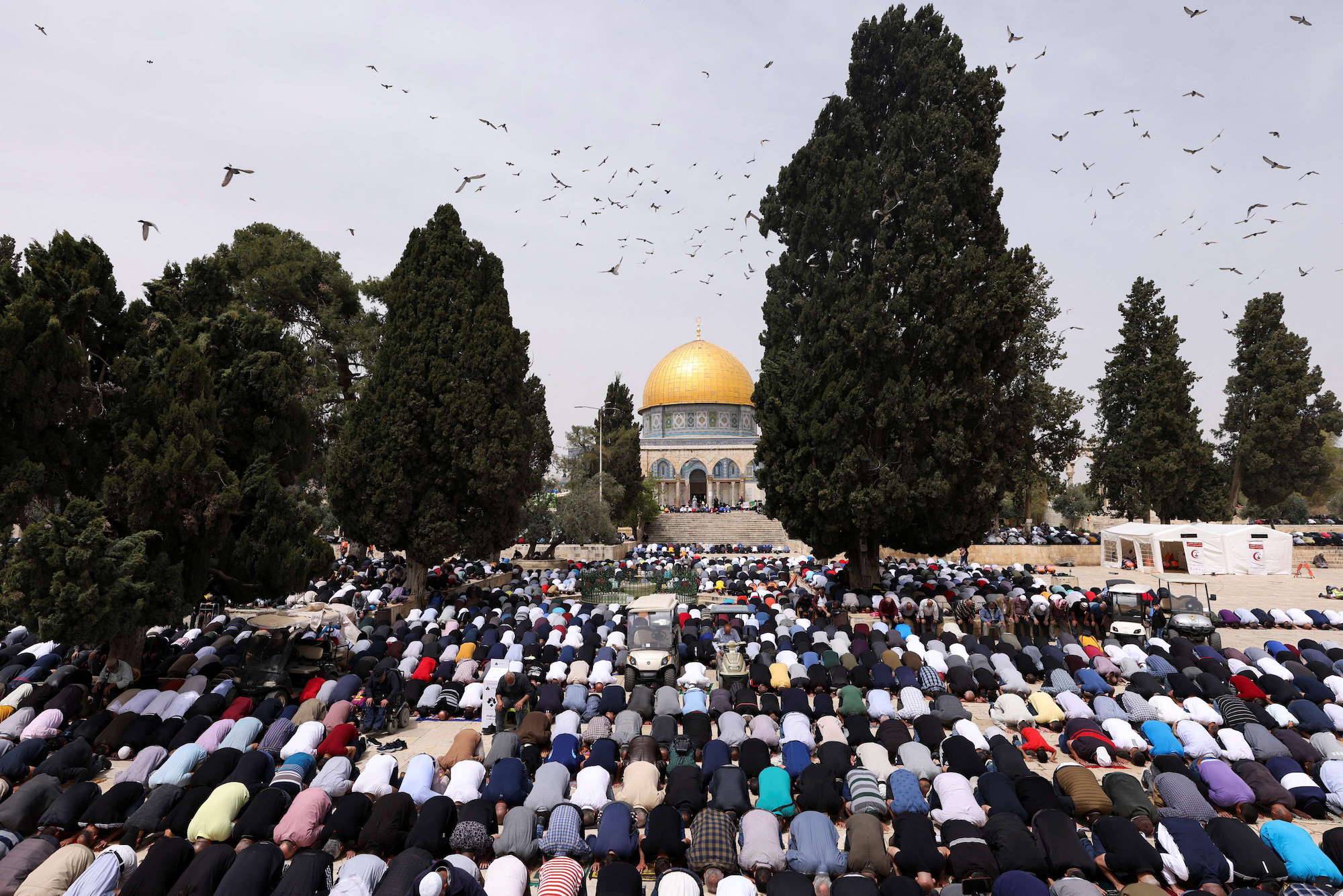 80 ألف فلسطيني يؤدون صلاة الجمعة الأولى من رمضان في المسجد الأقصى