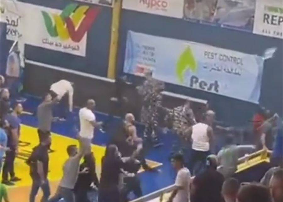 بالفيديو- اشكال كبير في المنارة.. وتوقف مباراة ديربي بيروت!