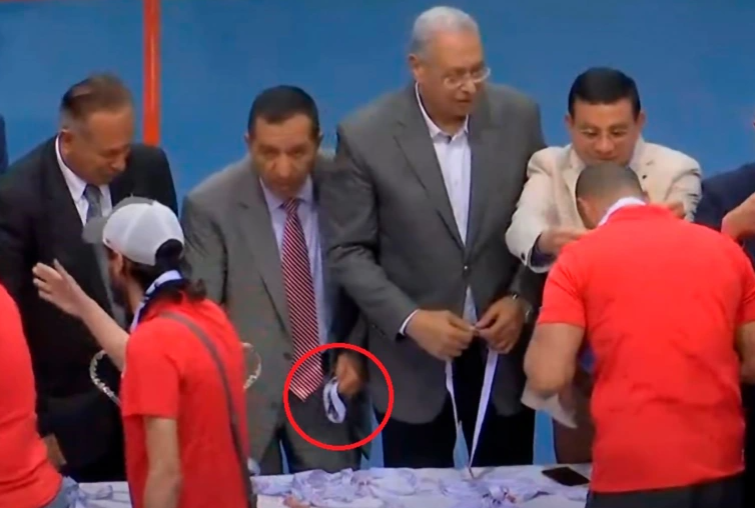 بالفيديو- وضع ميدالية في جيبه.. نائب رئيس الزمالك يقدم استقالته