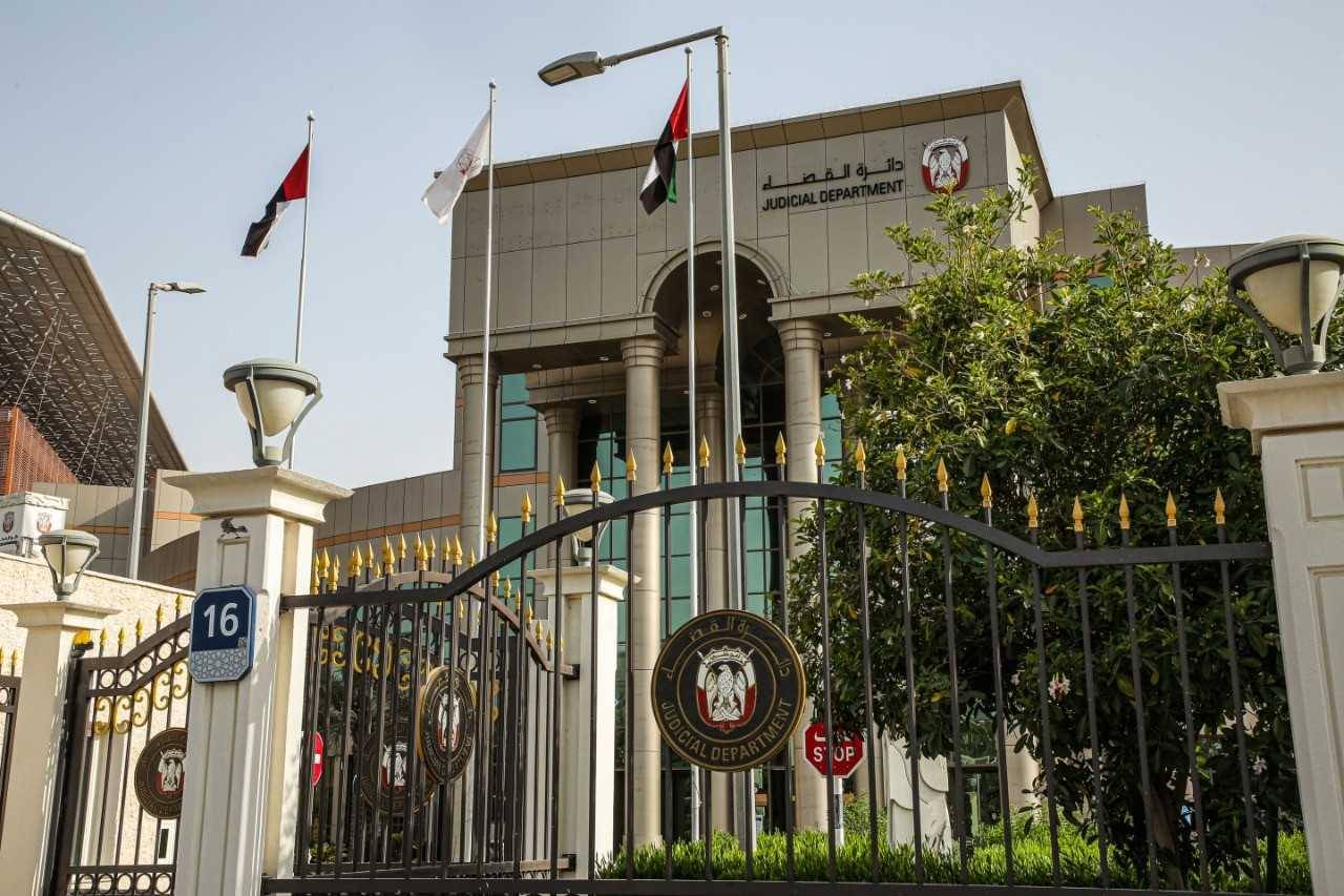 "نيابة أبوظبي" تأمر بحبس أجنبية بتهمة إثارة الذعر في المجتمع والتلفظ بعبارات عنصرية مسيئة للدولة