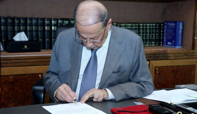 عون يوقع 11 قانوناً أبرزها قانون الدولار الطالبي