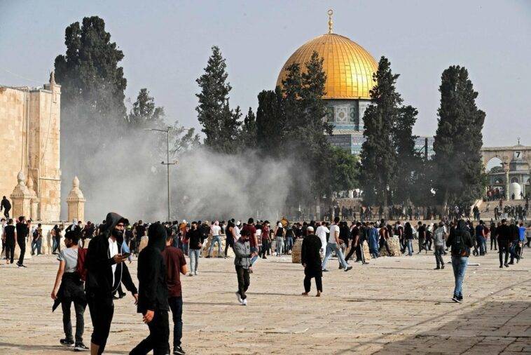 عشرات الإصابات جراء تجدّد المواجهات بين المصلّين وقوات الإحتلال في المسجد الأقصى