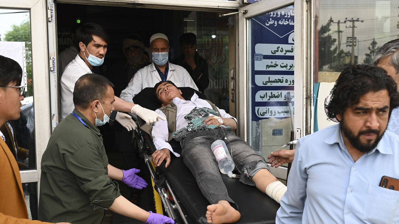 مقتل 25 طالباً في أفغانستان بهجومين إنتحاريين