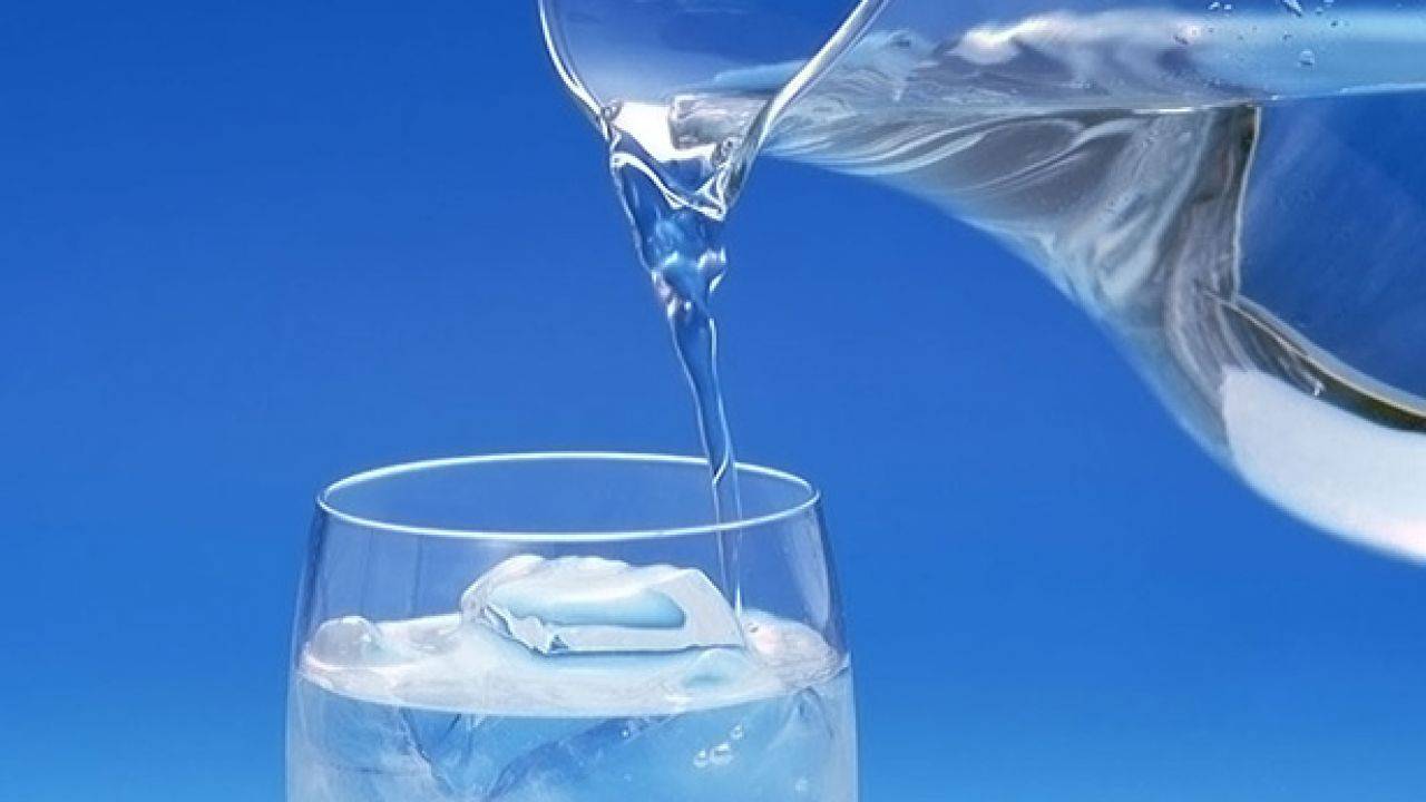 فوائد شرب المياه في الصباح الباكر