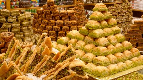 احذر.. الإكثار من حلويات رمضان يصيبك بـ5 أعراض خطيرة!
