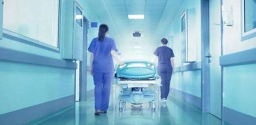 بعد غياب عن الساحة بسبب مقتل ابنتها طعنا.. الفنانة العربية الشهيرة تُصاب بجلطة وشلل كامل