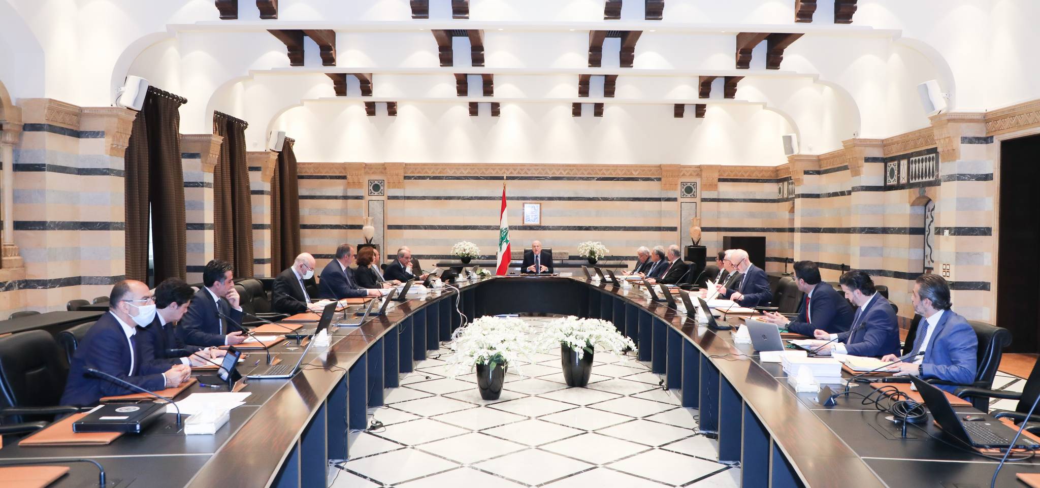ميقاتي في جلسة مجلس الوزراء: الدمج بين "الكابيتال كونترول"
وضمان الودائع أمر خاطئ... وتحضيرات الانتخابات تسير بالاتجاه الصحيح