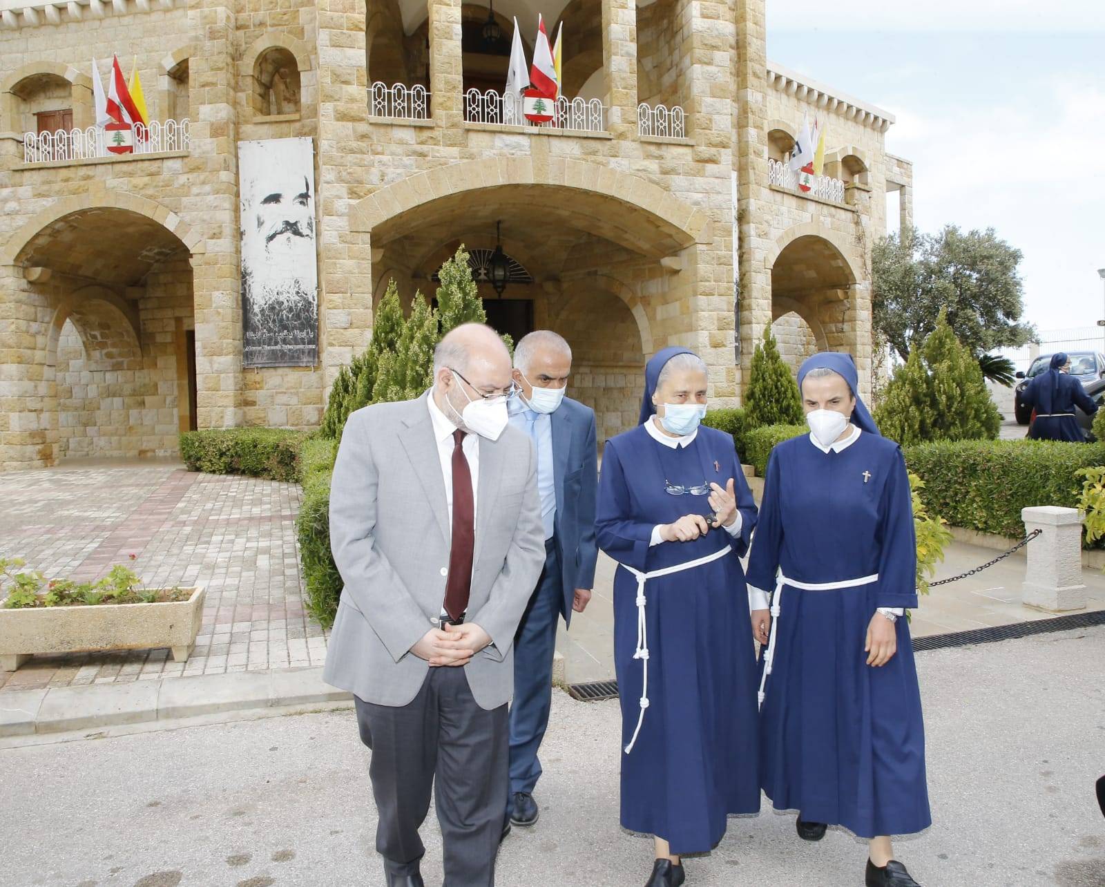تفقد وجوزيف حلو مستشفى الصليب
الأبيض: هناك أموال ستأتي من قطر... وسيُصار
الى تحويل بعضها الى مُستشفيات الأمراض العقليّة