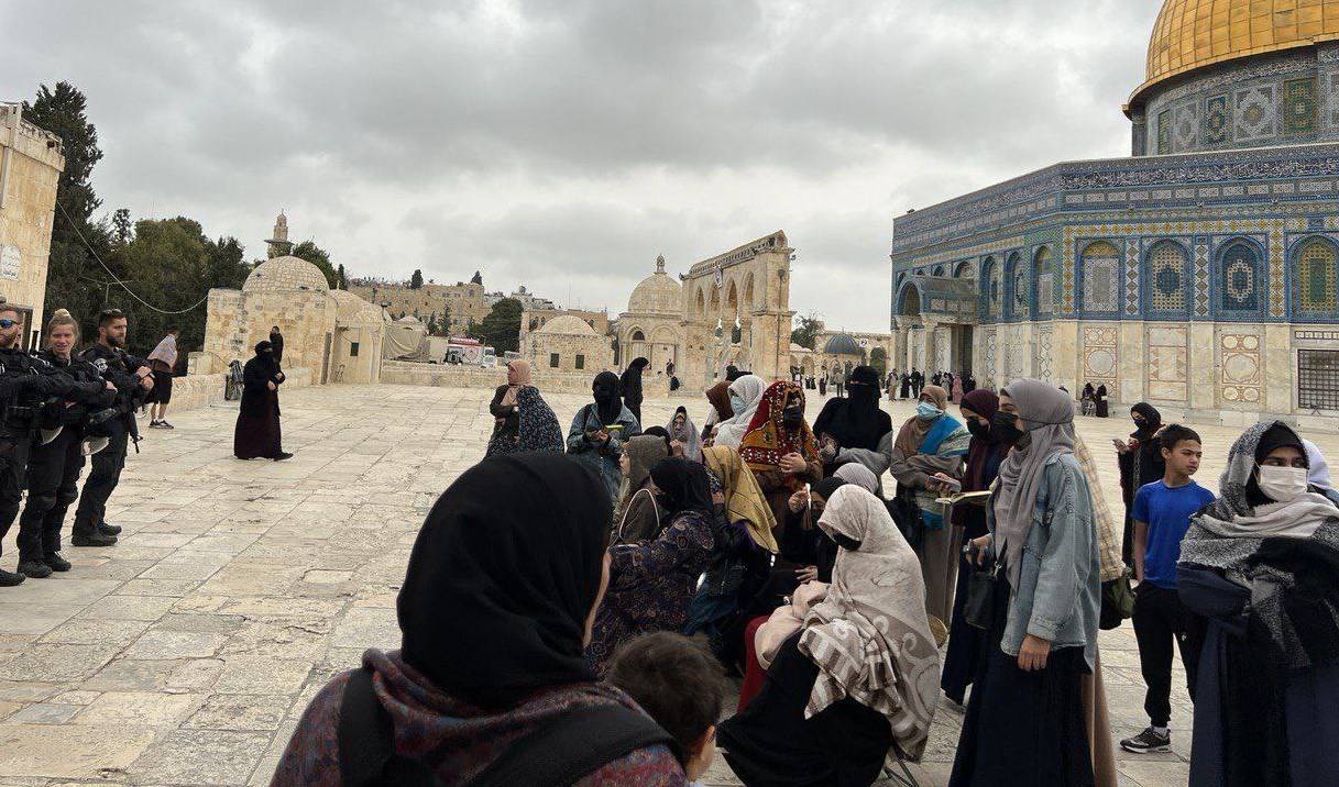 المرابطات الفلسطينيات يتحدين الاحتلال بالتكبير