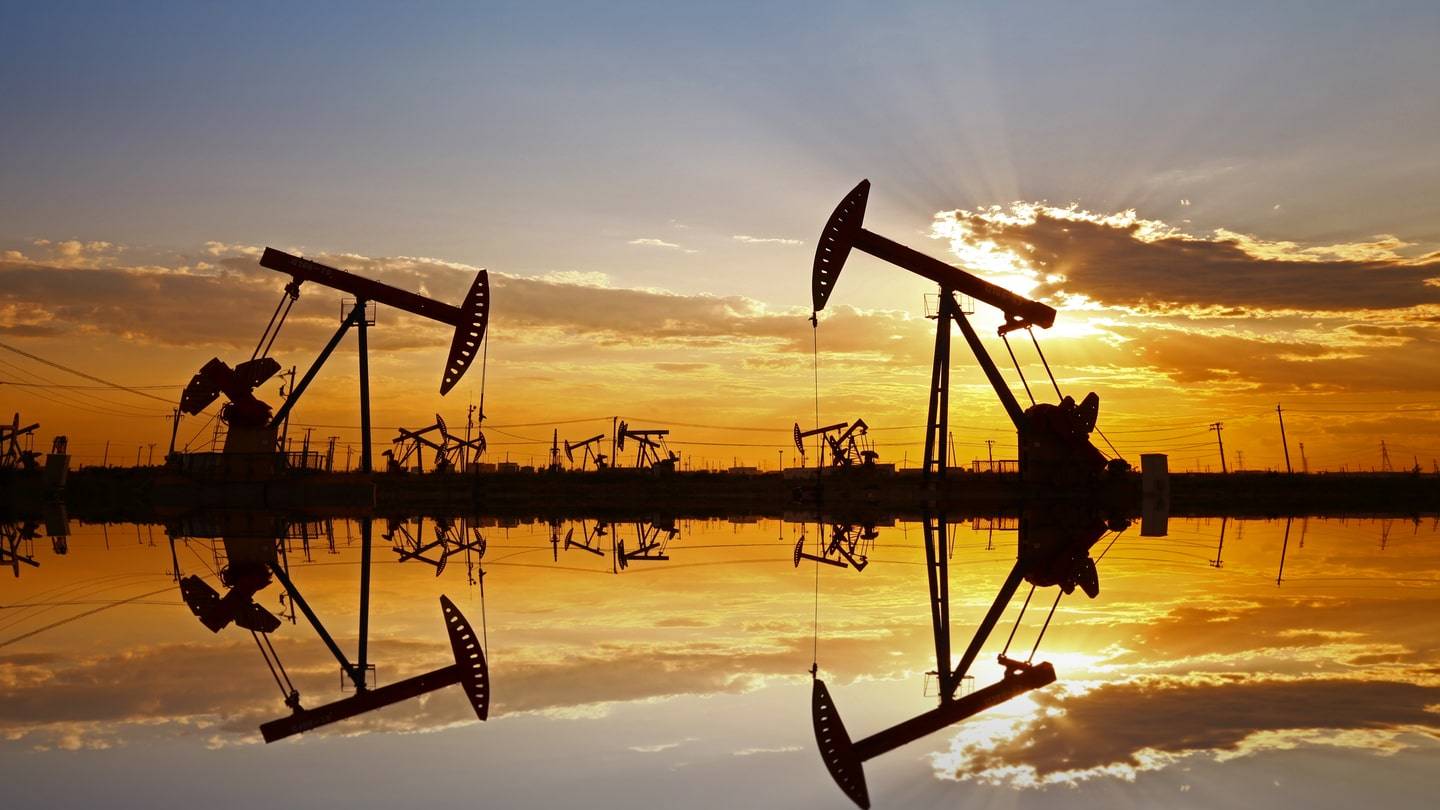 النفط يتجه صوب انخفاض أسبوعي بنحو 4%