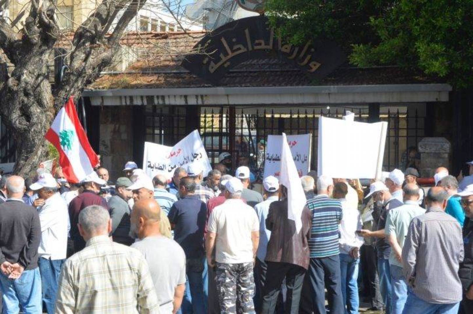 التقى وفد "تجمّع متقاعدي قوى الأمن"
المولوي: تمّ رصد مبالغ إضافيّة
بموازنة قوى الأمن تشمل المتقاعدين