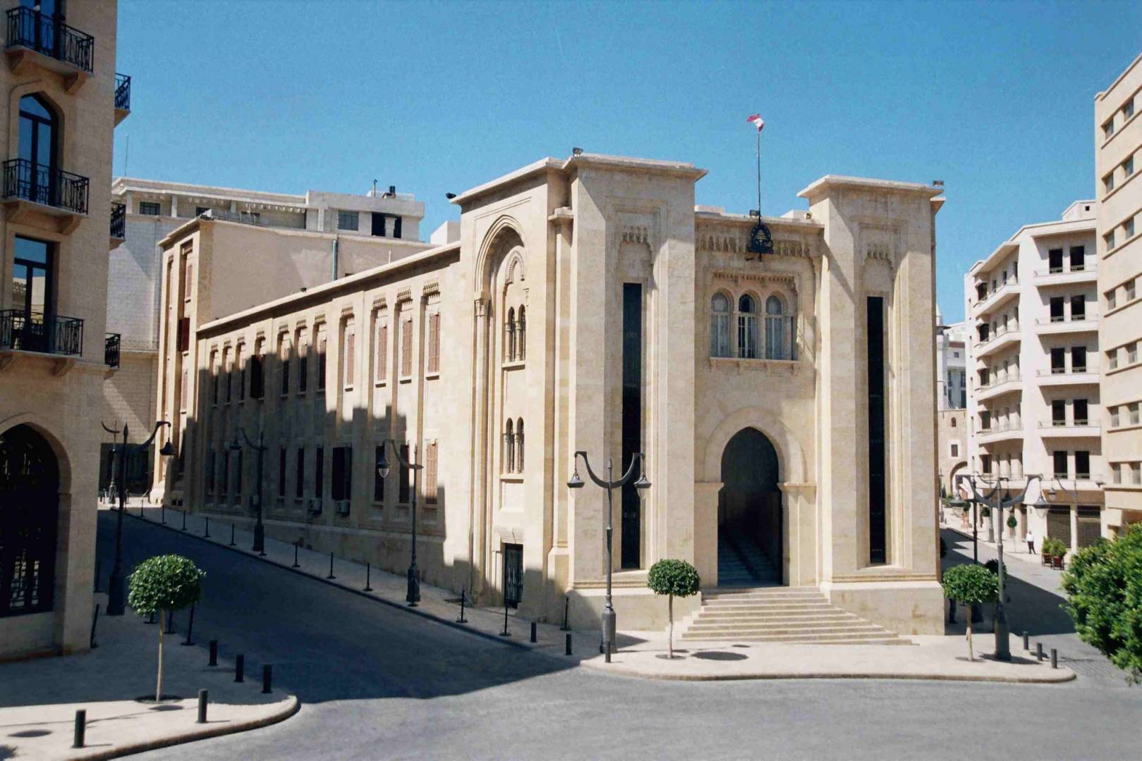 بالصور- جمعيّة المودعين تقطع الطرقات المؤدية لمجلس النواب