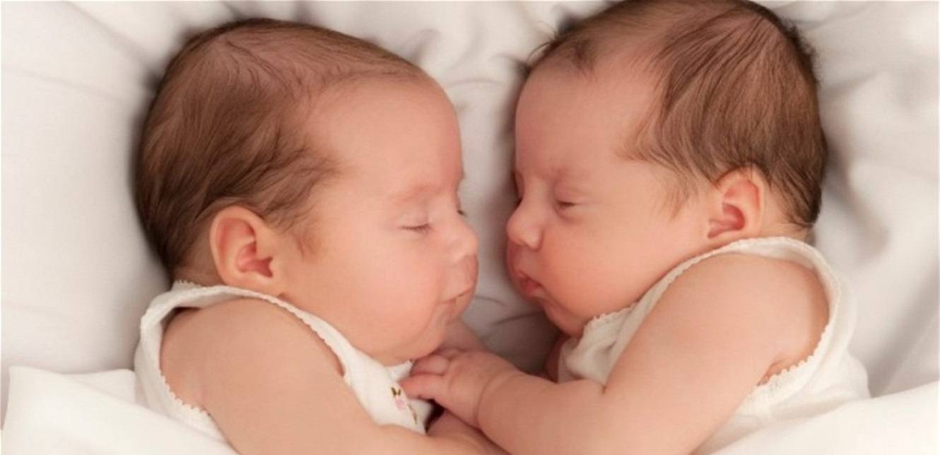 بالصورة- اعلامية لبنانية شهيرة تحتفل وزوجها رجل الاعمال بميلاد طفليهما التوأم.. ابنتها نسخة عنها