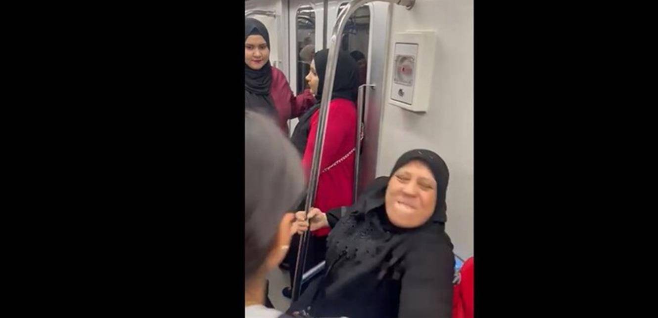 امرأة اعترضت على ملابس ترتديها فتاة داخل المترو... ماذا فعلت؟!