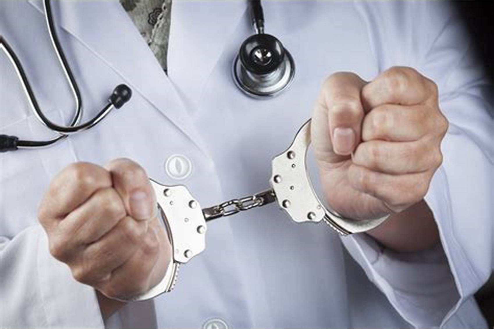 انتحل صفة طبيب.. وأجرى عمليات جراحية مقابل مبالغ مالية!