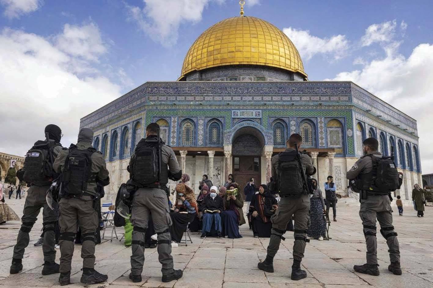 الاحتلال يقتحم المسجد الأقصى لليوم الخامس
اجتماع عربي طارئ يدعو لتحرك دولي