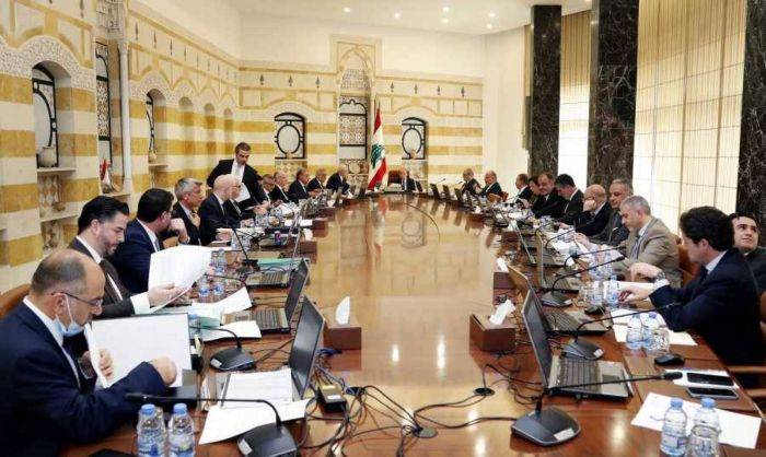 الحكومة تقوم بعملية «تأميم» تشمل المصارف وأموال المودعين