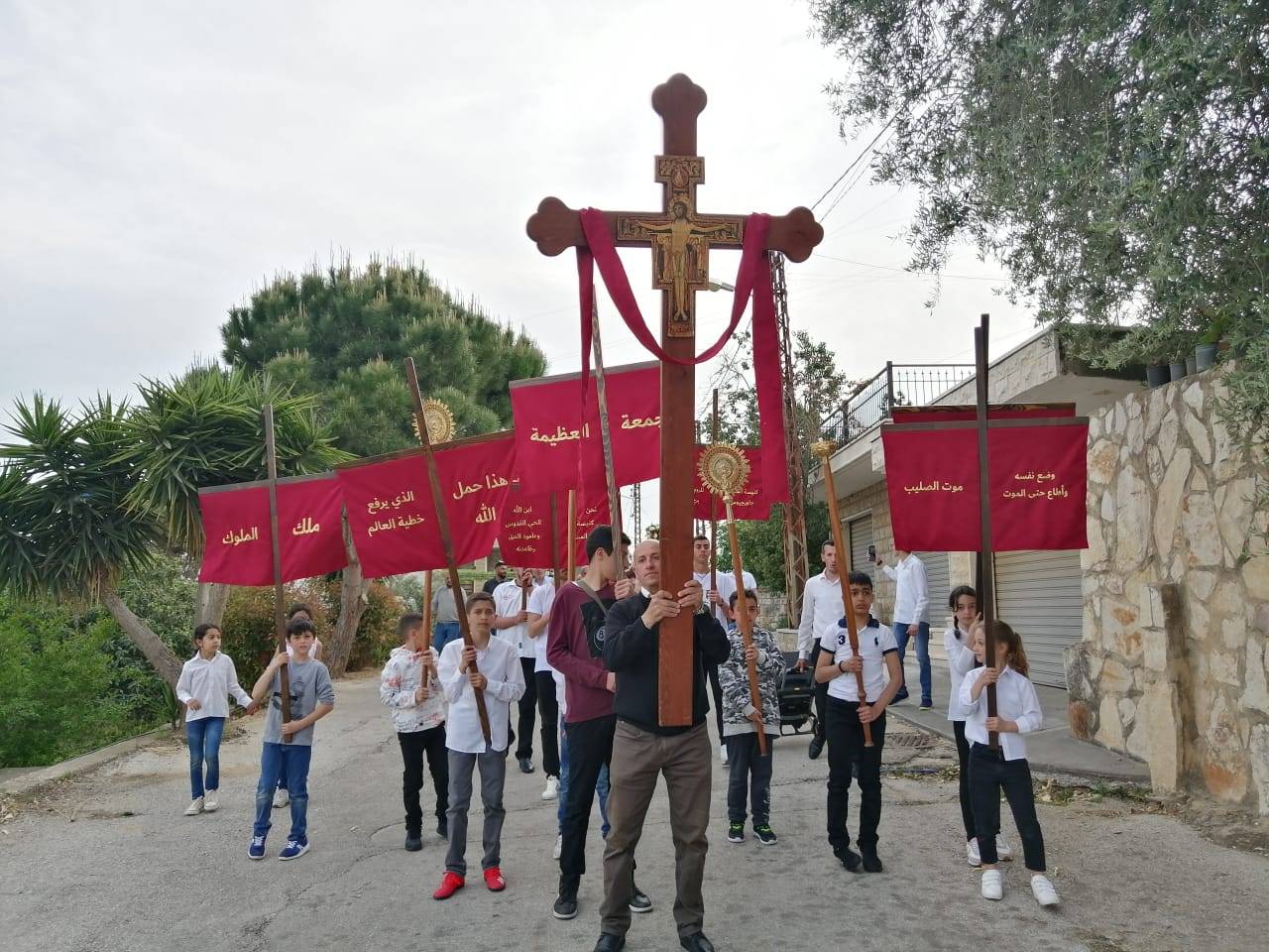 قداديس وزياحات برتبة سجدة الصليب وجناز المسيح في بعض المناطق
وعظات شددت على معنى اليوم الذي ضحى فيه المسيح على الصليب