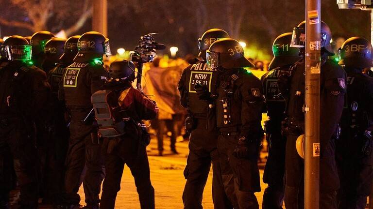 اعتقال ضابط شرطة أطلق النار على سيارة وقتل شخصين في باريس