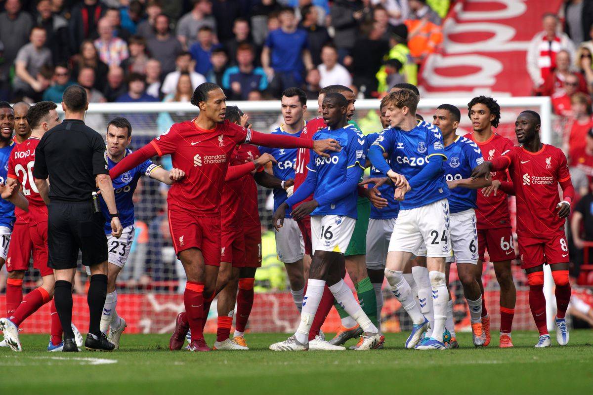 ليفربول يحسم "ديربي الميرسيسايد" بثنائية ويواصل الضغط على مانشستر سيتي