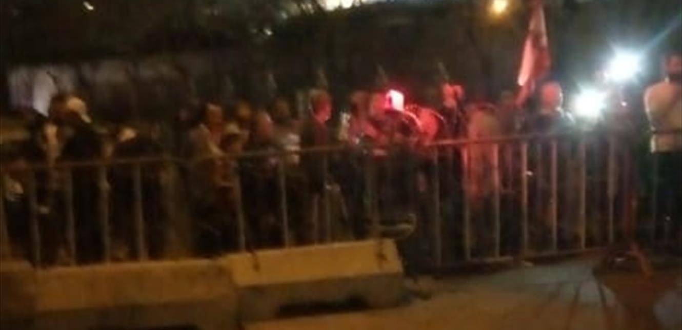 بالصورة- تظاهرة لعدد من الأشخاص أمام منزل ميقاتي في بيروت