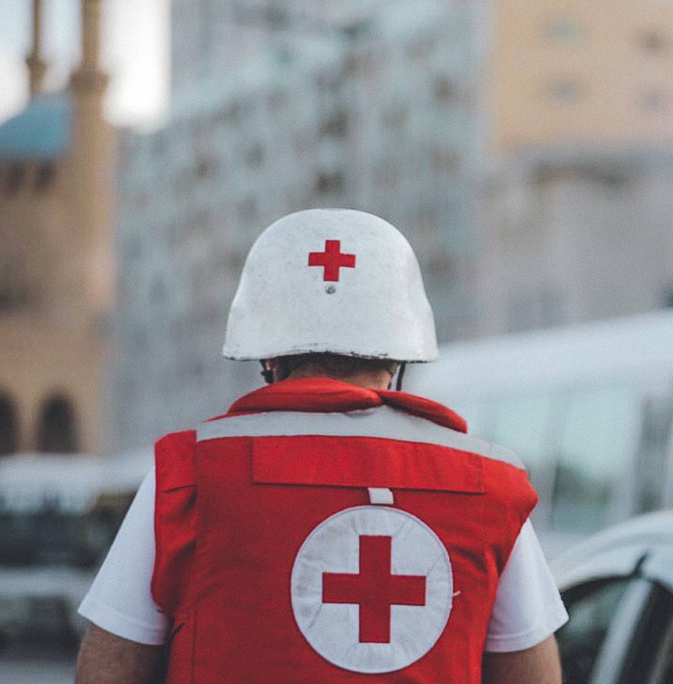 الصليب الأحمر اللبناني: غرق زورق على متنه  60 شخصاً