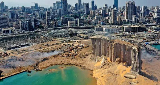 مدير مرفأ بيروت: نضع  إمكاناتنا  بتصرف أجهزة الإنقاذ البحري والجيش
