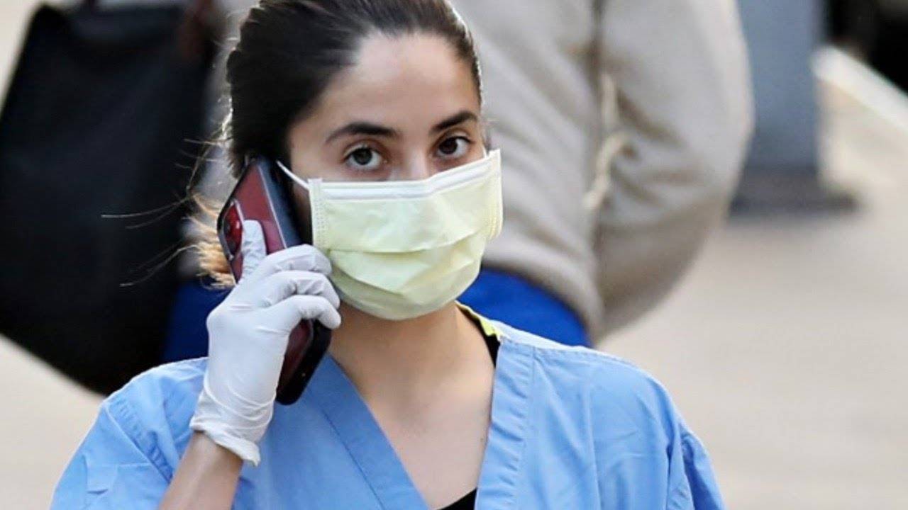 أصيبت بكورونا مرتين بـ20 يومًا رغم التطعيم.. والطب يشرح السبب