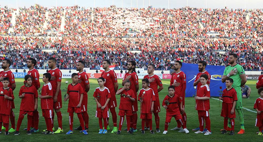 بالصور... نواب لبنانيون يرتدون قمصان المنتخب دعما له قبل انطلاق المباراة مع قطر