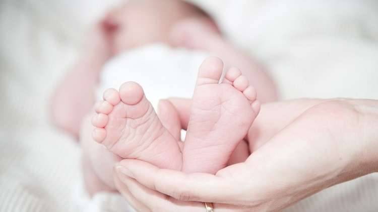 حمل طبيعي.. امرأة تنجب في الـ 65 من العمر!