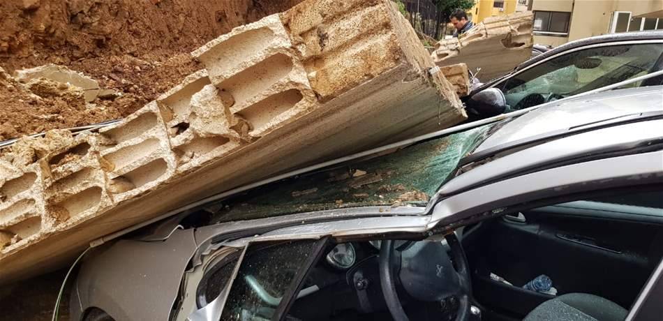 انهيار جدار على السيارات في دوحة عرمون