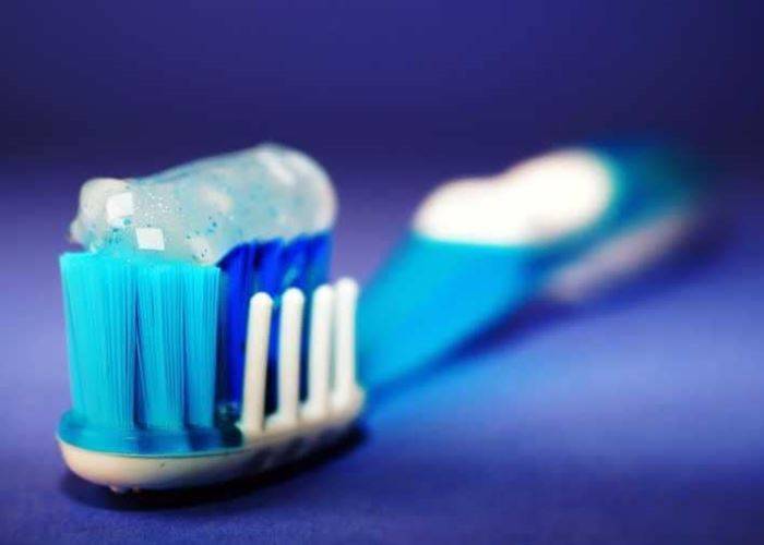 دراسة تكشف العلاقة الوثيقة بين تنظيف الأسنان والعجز الجنسي
