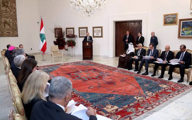استقبل السلك الدبلوماسي مؤكداً «ان التهديدات الاسرائيلية تؤسس لتطهير عرقي»

عون: اصرار ابقاء النازحين مخطط لتهجير من امكن من اللبنانيين تسهيلاً للحلول المشبوهة

السفير البابوي: اصدقاء لبنان يدعمونه ديبلوماسياً واقتصادياً وللحفاظ على التعهدات الدولية