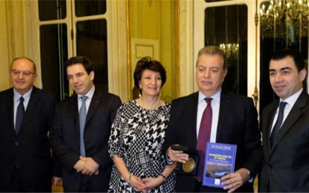 قميـر يــفوز بجائزة «فينيكس»

عـن كتابـه «الديبلوماسية المائــيــة»