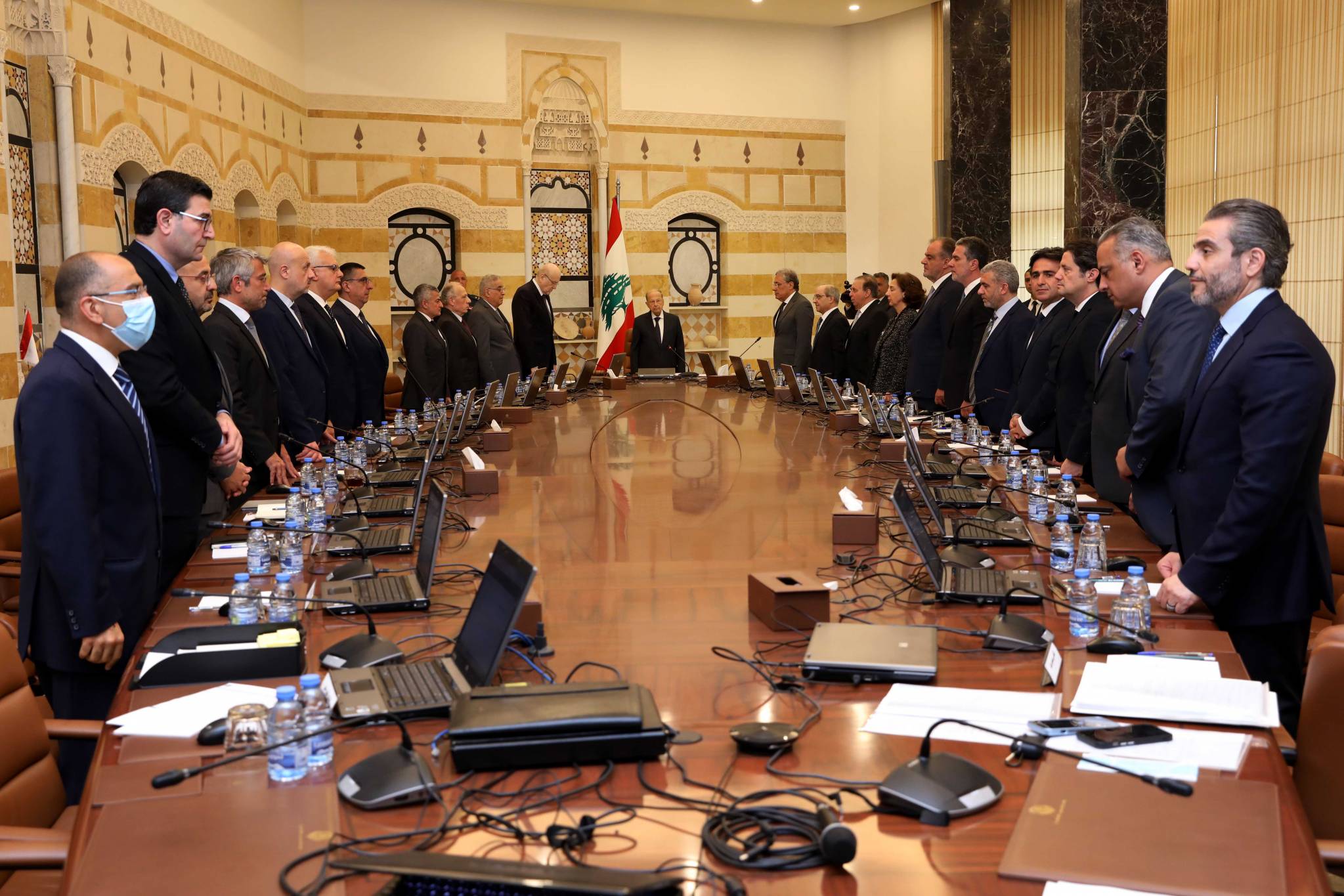 جلسة إستثنائيّة لمجلس الوزراء بحثت في غرق زورق طرابلس والوضع الأمني
عون: ما حصل آلمنا ولا بدّ من مُعالجته والتحقيق في مُلابساته - ميقاتي: نثق بحكمة الجيش
قائد الجيش ومُدير المخابرات وقائد القوات البحريّة قدّموا عرضاً مفصلاً مُعززاً بالصور والوثائق