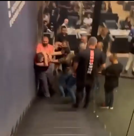 بالفيديو - "كف أنطلياس"... مسؤول في التيار يضرب شاب بعد التقاط صورة له في مطعم