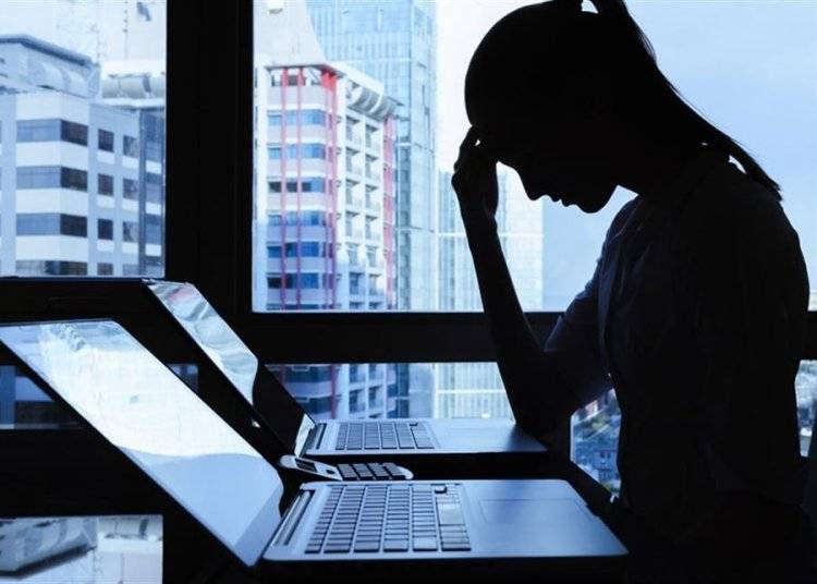 ابتز مواطنة تقيم في إحدى الدول الأوروبية وهددها بنشر فيديو غير لائق لها... وماذا حصل؟