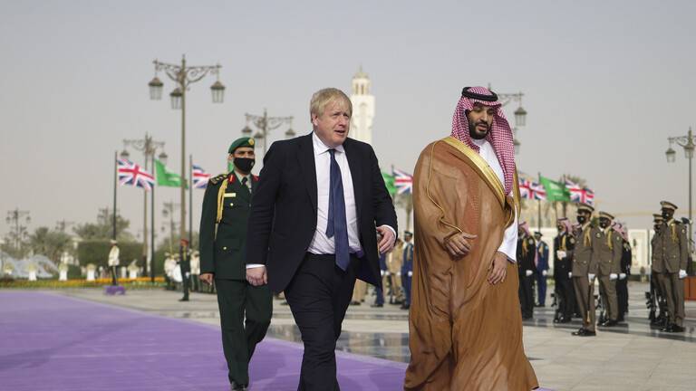 بن سلمان يبحث مع جونسون سبل تطوير التعاون بين الرياض ولندن