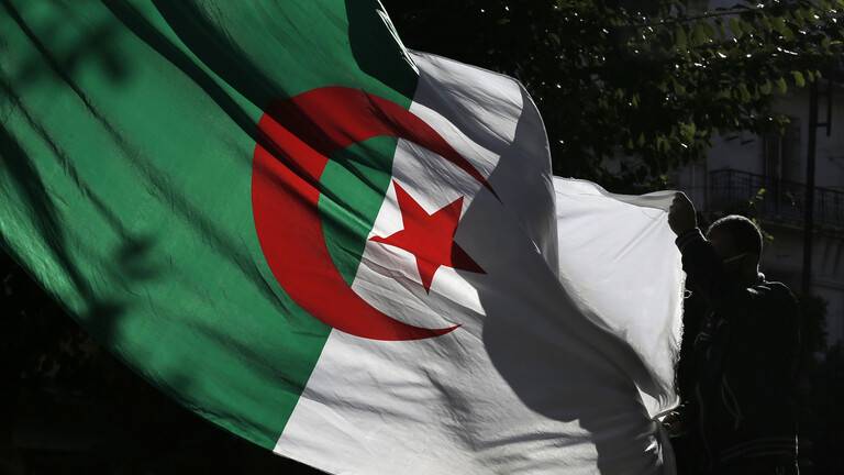 وفاة ناشط سياسي في سجن بالجزائر تثير ضجة كبيرة