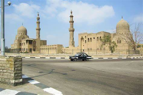 بالفيديو- الاعتداء على موظف أمن أثناء تأدية عمله في مصر
