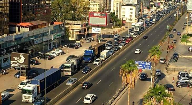 على أوتوستراد زوق مصبح.. هذا ما فعلته إحدى الناشطات